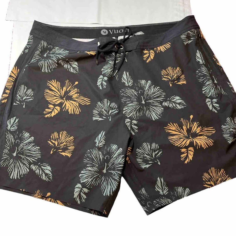 Vuori PEAK Board shorts GRAY tan Blue Flowers 7" Inseam Swim Trunks Mens Size 38